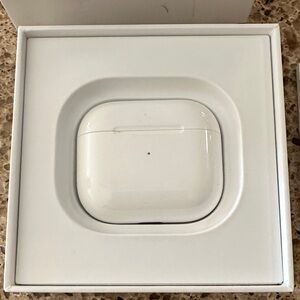 Apple AirPods 3rd Generation w/Lightening Charging Case - White - excellent cond